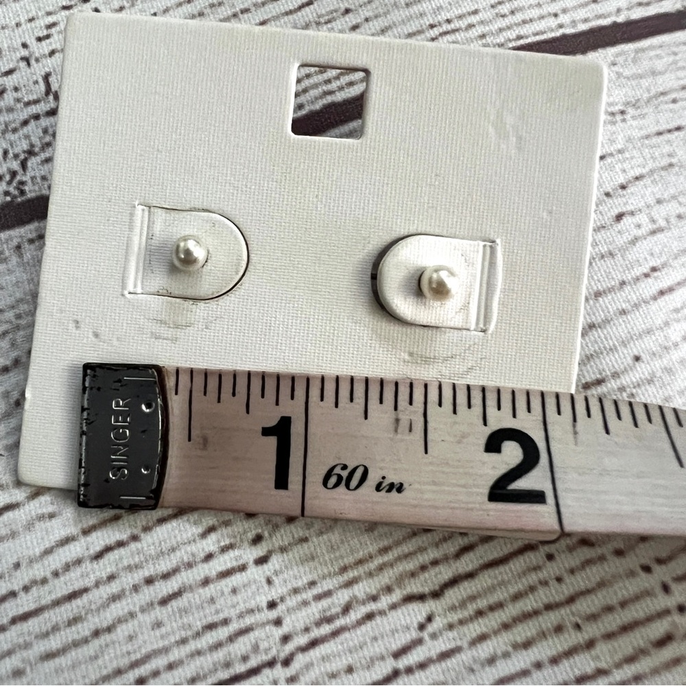 Pearl studs - Picture 3 of 7
